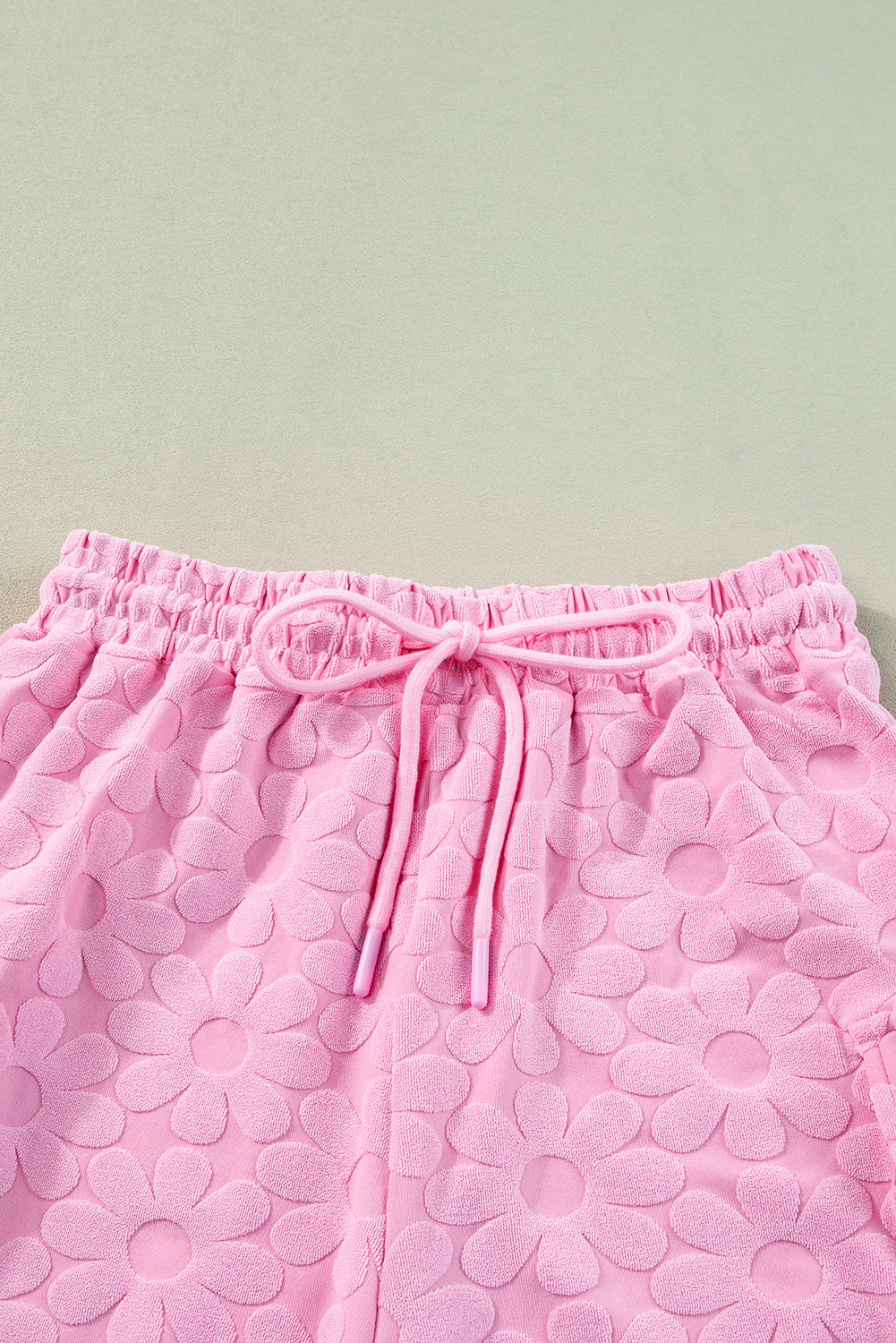 Top a manicotto corto con testura floreale rosa e shorts set