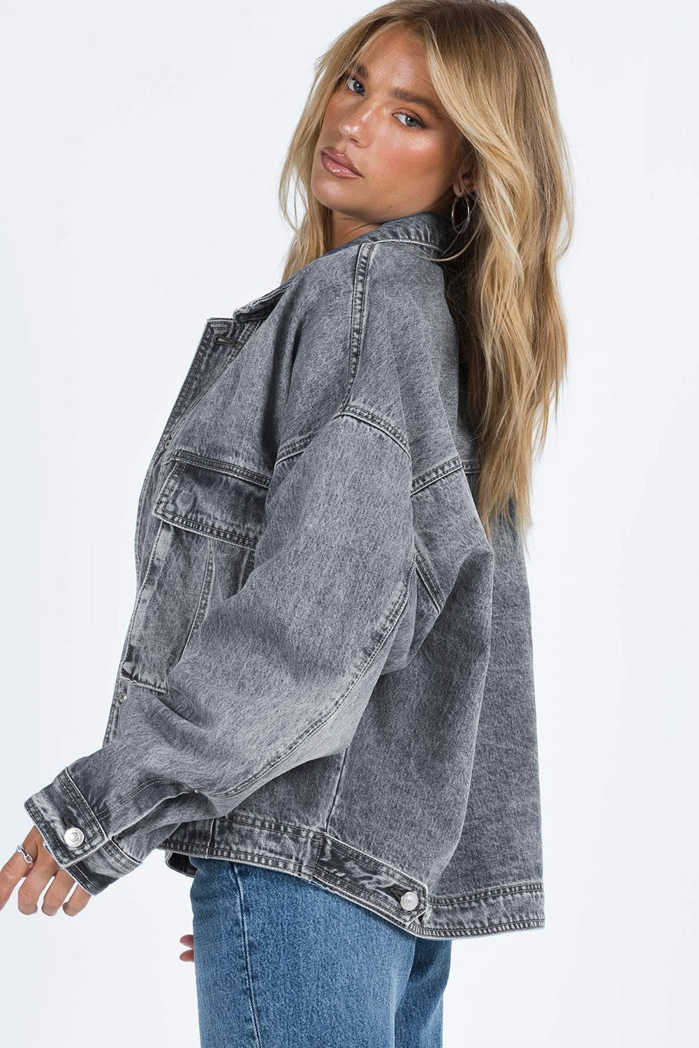 Chaqueta de mezclilla sin gris con bolsillos de pecho *