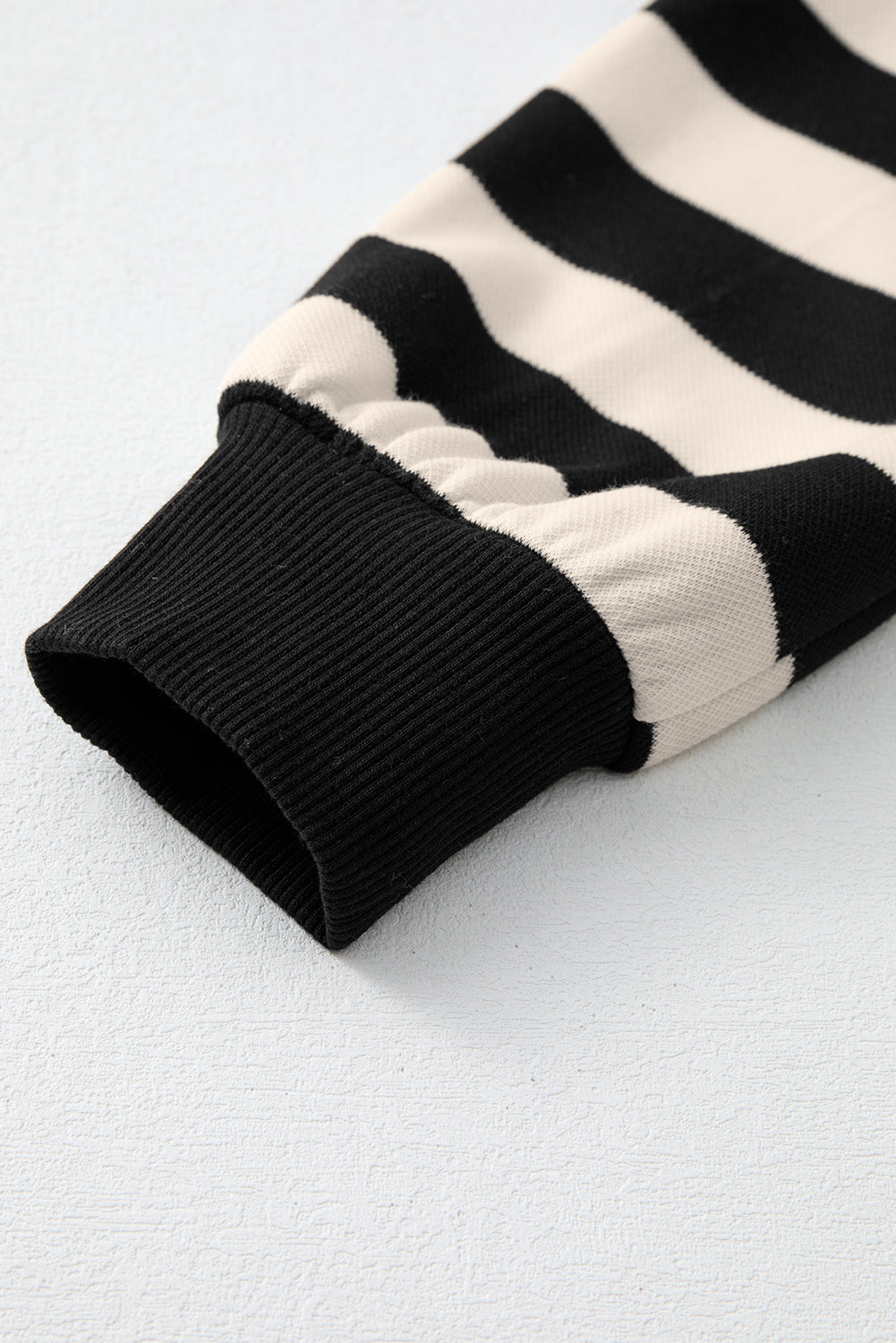 Robe décontractée ample à col en V et manches longues à rayures noires