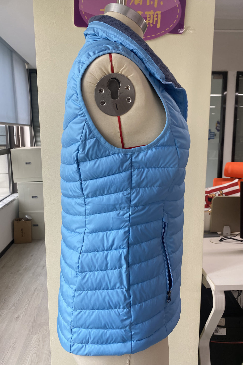 Zipped zipped jacket with collar in a sky blue plush