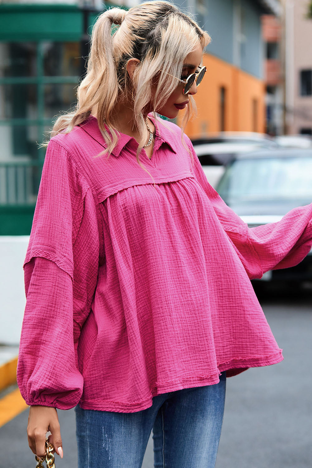 Blouse fluide rose à col en V et manches bouffantes