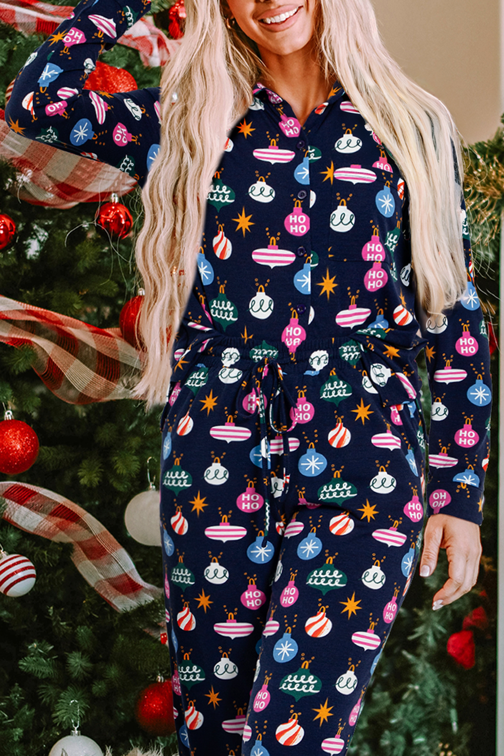 Ensemble pyjama chemise et pantalon imprimé lumières de Noël colorées bleu marine-A WOMAN WE LOVE