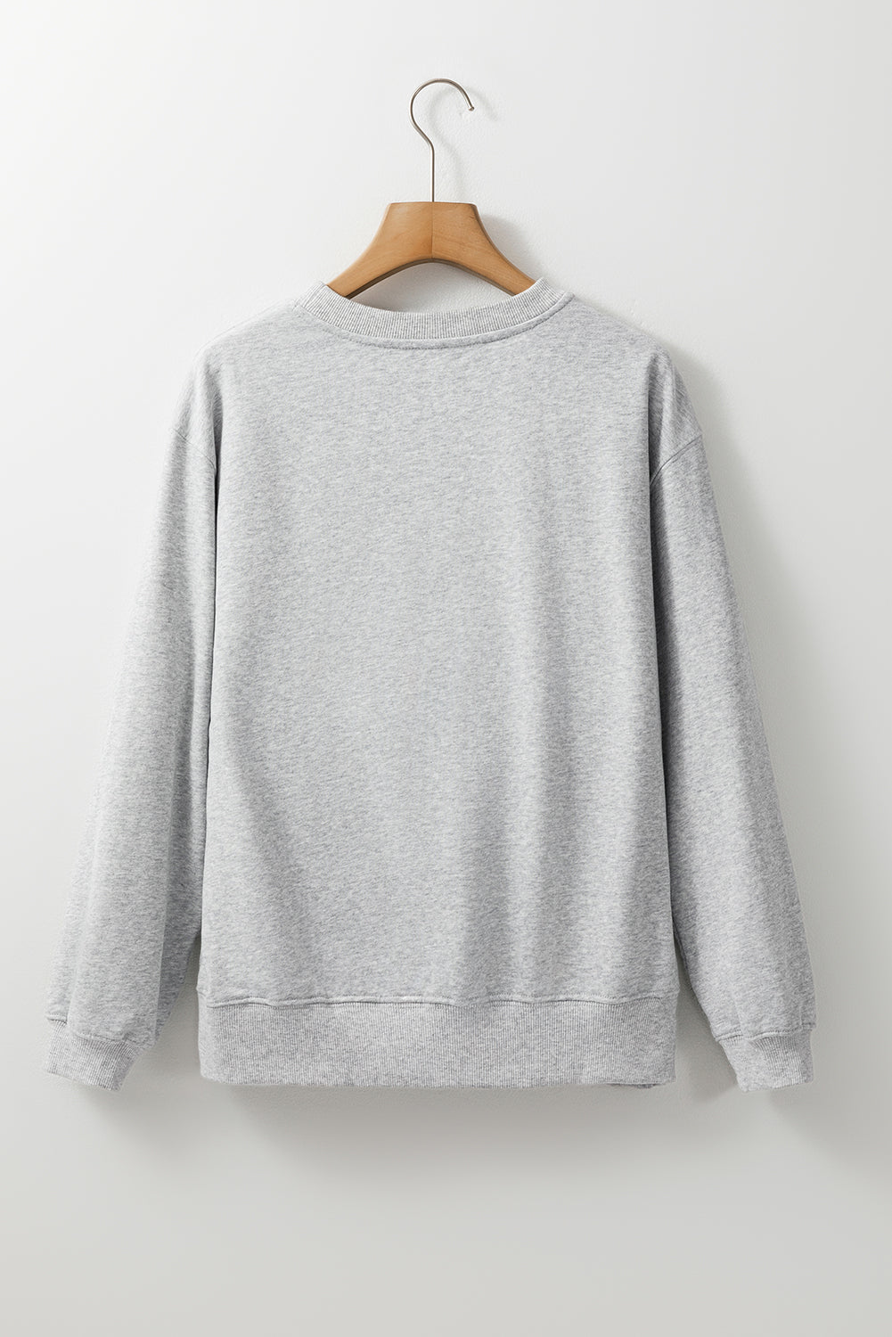 Sudadera ligera gris claro con hombros caídos y cuello redondo