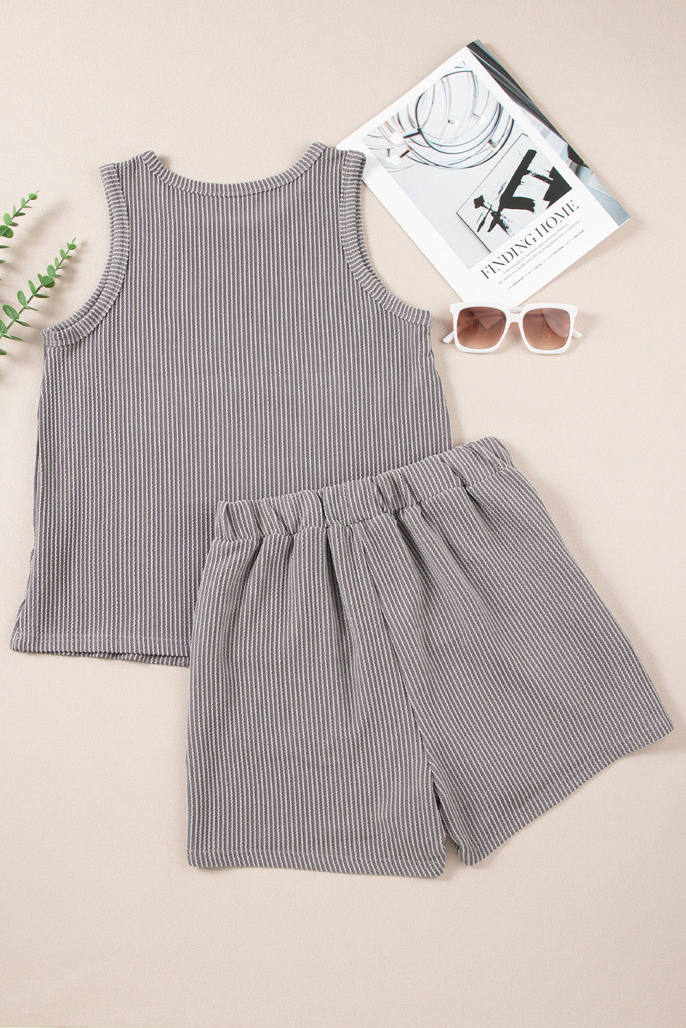 Top sans manches gris moyen et shorts en empoche