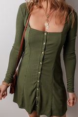 Mini-robe en tricot côtelé vert guacamole, col carré, boutonnée, manches longues