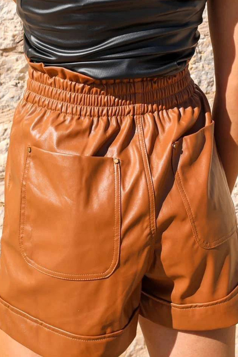 Short taille haute en similicuir marron à poches plaquées