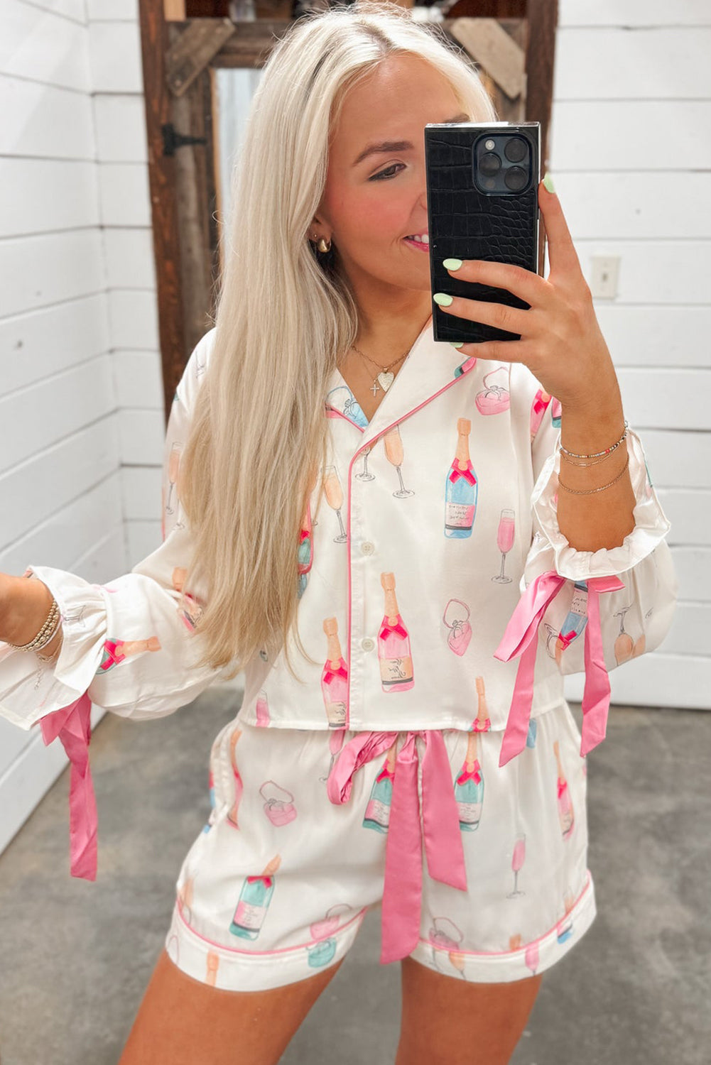 Ensemble pyjama deux pièces blanc à imprimé verre à vin et nœud papillon de Noël-A WOMAN WE LOVE