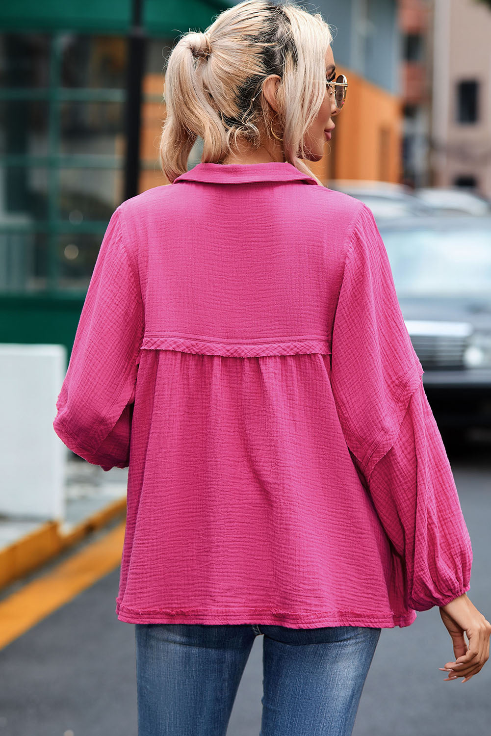 Blouse fluide rose à col en V et manches bouffantes