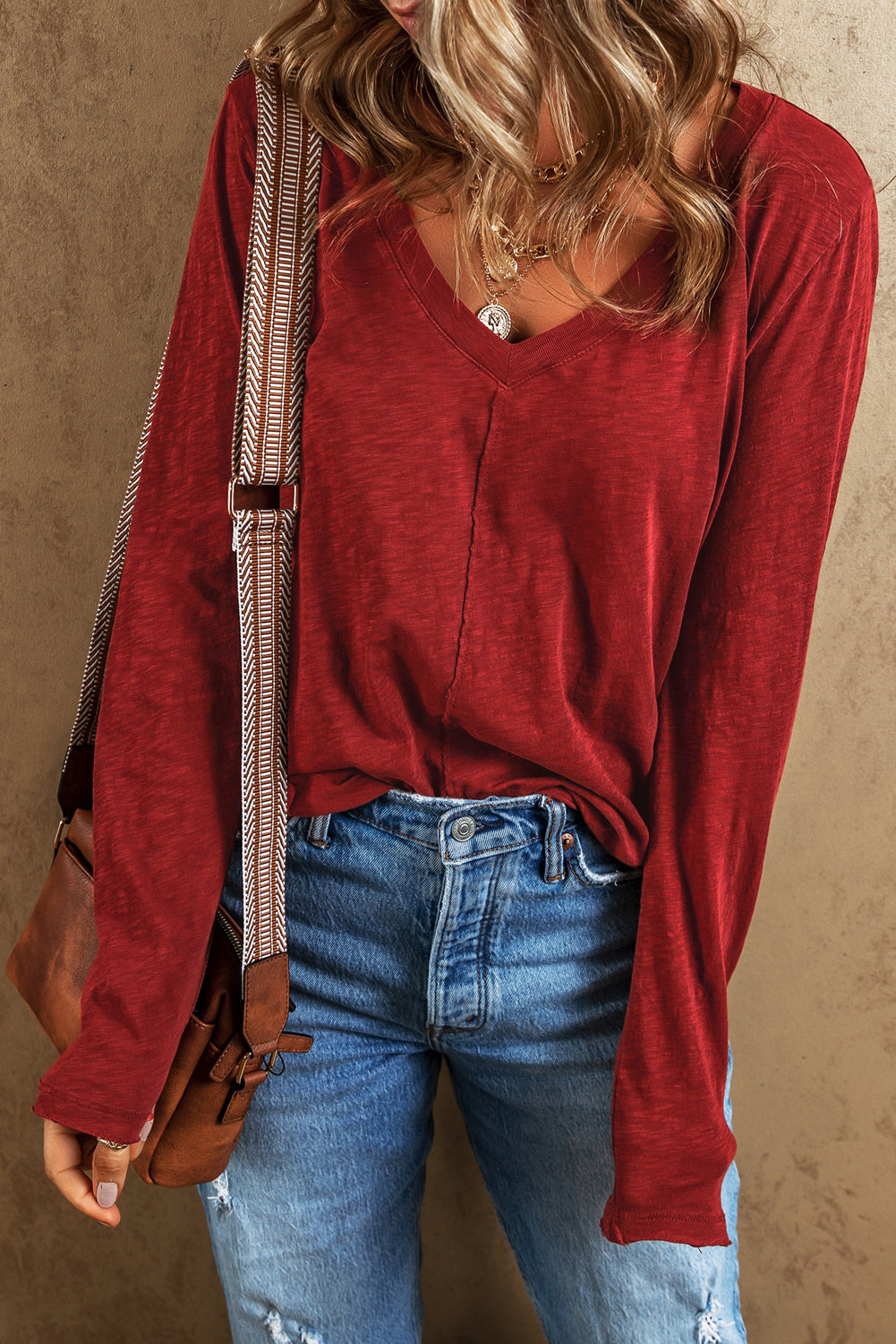 T-shirt à manches longues et col en V en bois de santal rouge avec couture centrale