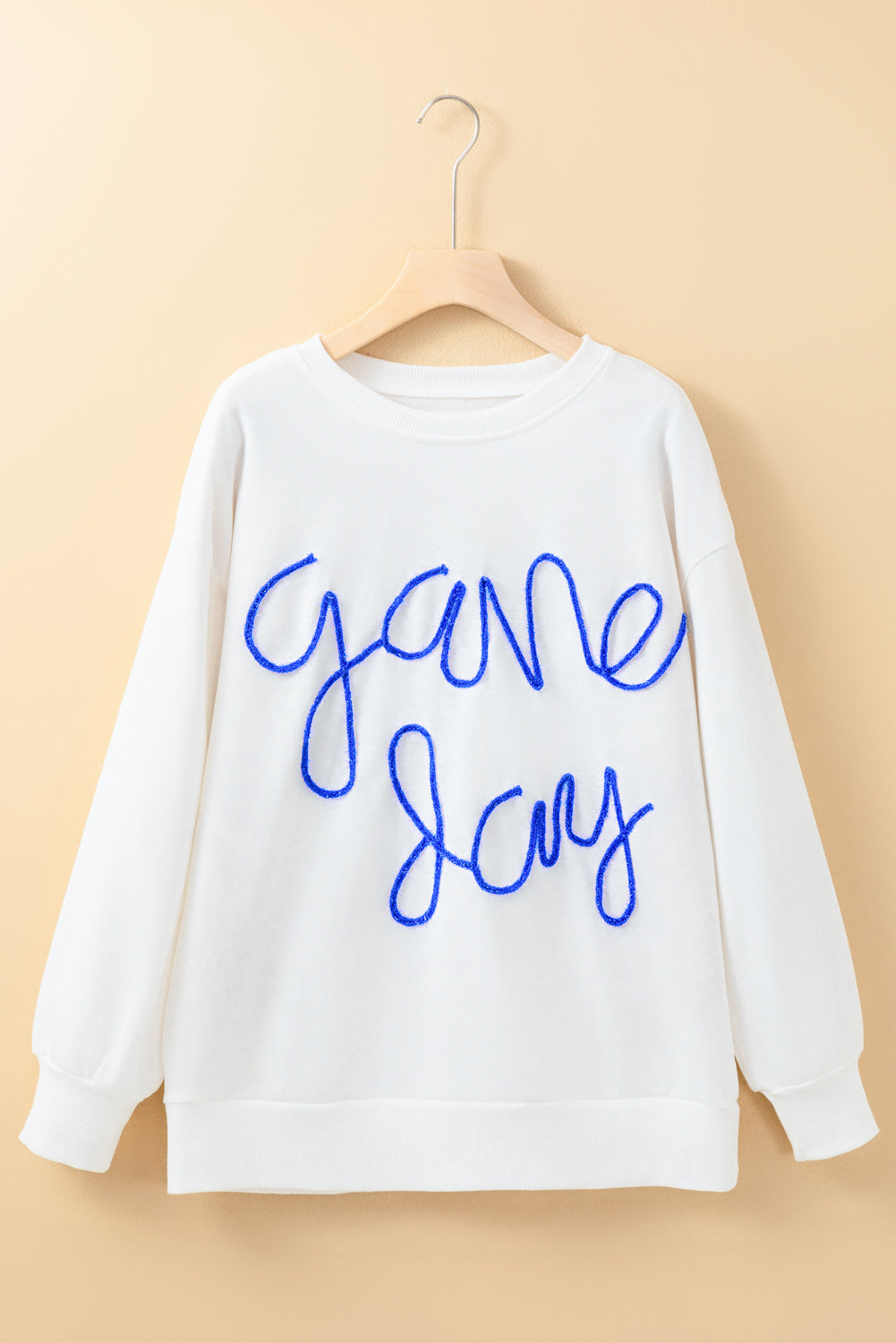 Tinsel Game Day Graphics White Sweins con hombros caídos