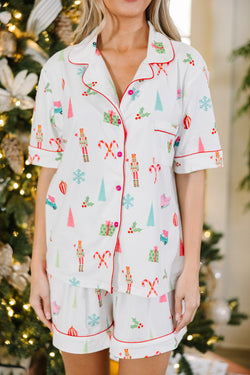 Ensemble pyjama blanc chemise à manches courtes et short imprimé de Noël