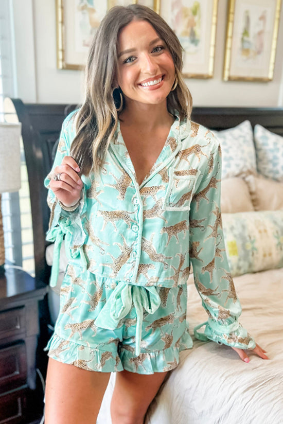 Short pajamas with ruffles in green leopard satin