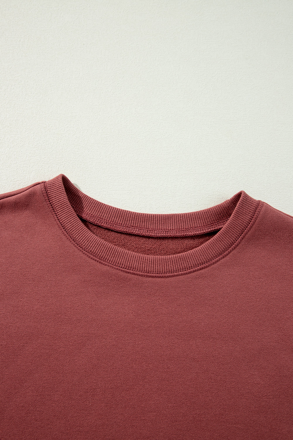 Sudadera de hombro caída en un mosaico rojo mineral
