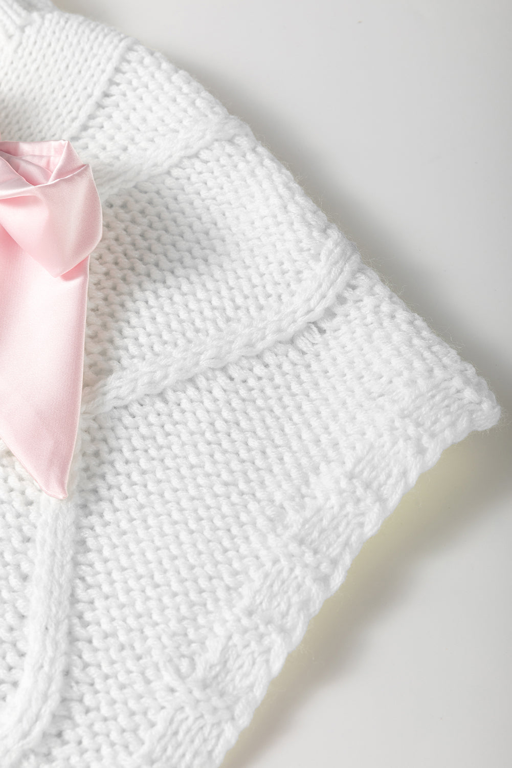 Short sleeve sweater in white twisted knitted with bow tie in satin color block