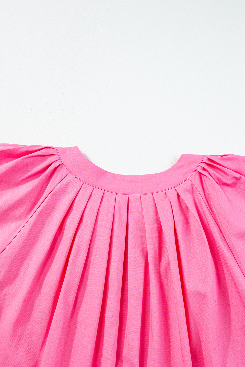 Bonbon pleated straight dress with slit, V-neck and short flowing sleeves