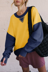 Sudadera amarilla con hombro caído y mangas con agujero para el pulgar