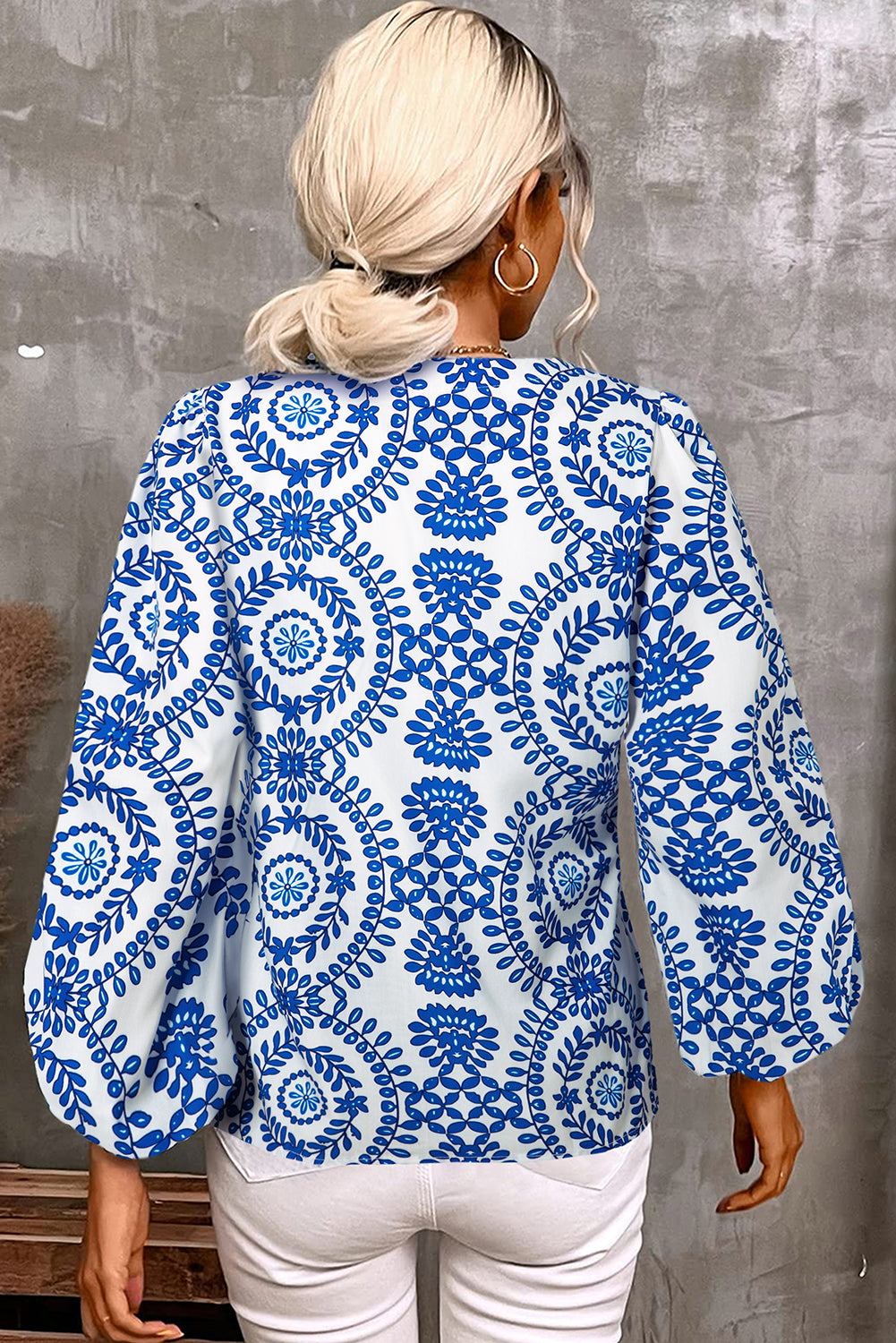 Chemise à col en V fendue à manches bouffantes et imprimé géométrique vintage bleu ciel-A WOMAN WE LOVE