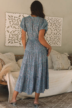 Robe longue bleue imprimée à col en V et froncée à manches courtes bouffantes