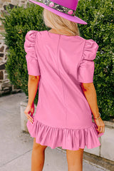 Mini-robe rose plissée à manches courtes et col en V avec ourlet à volants