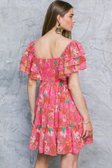 Vestido de flores rosa con cuello cuadrado y mangas de volantes