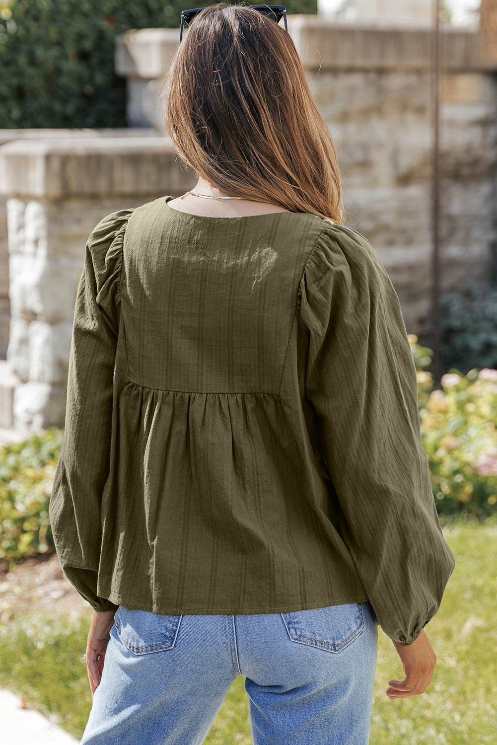 Blouse ample plissée à col fendu et brodée verte