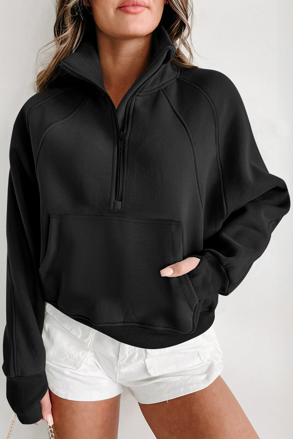 Sudadera de espada negra a cuello y bolsillo de canguro con cremallera de cuarto de vuelta