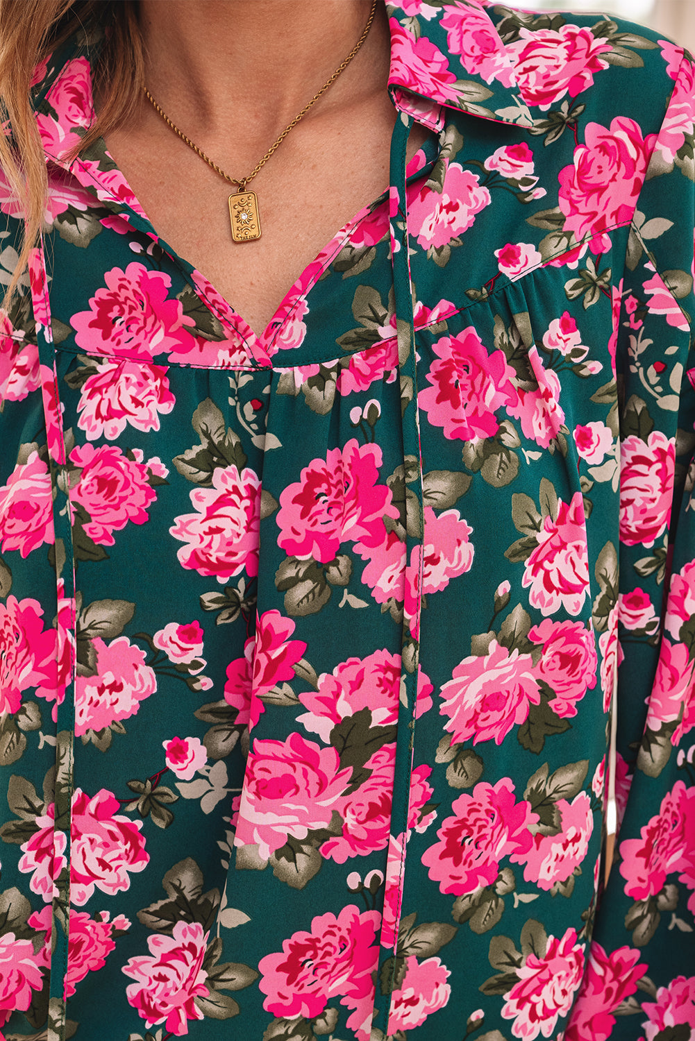 Green blouse with puffy sleeves and tied collar with floral print *