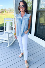 Chemise sans manches à volants et bordure Ric Rac bleu ciel-A WOMAN WE LOVE
