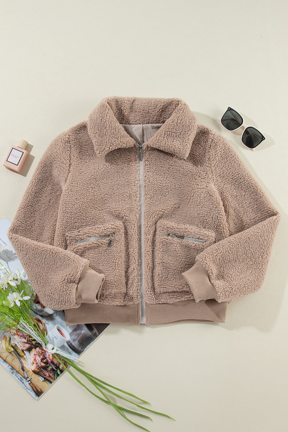 Veste pelucheuse d'hiver beige clair avec poches et fermeture éclair