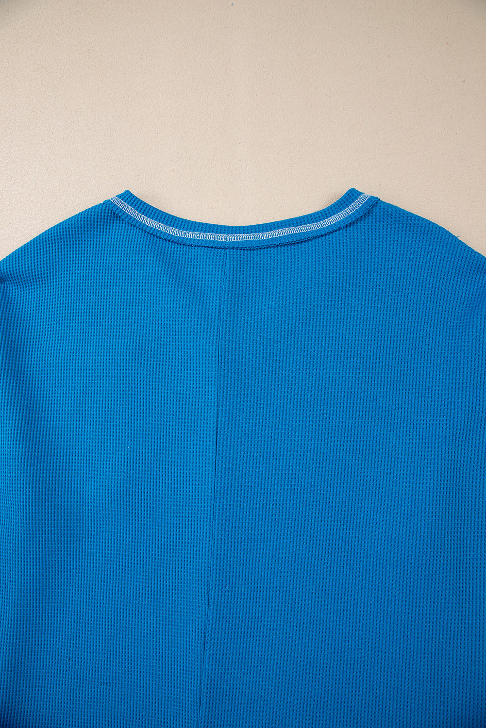 Chemisier en tricot côtelé à col en V et manches patchwork floral en dentelle bleu ciel-A WOMAN WE LOVE