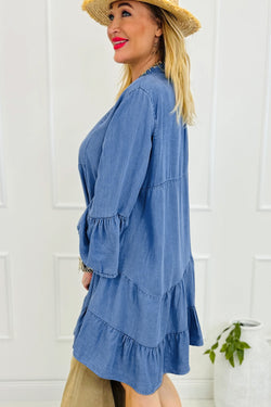 Mini-robe bleu ciel en chambray à volants et manches 3/4 à plusieurs niveaux et col en V fendu