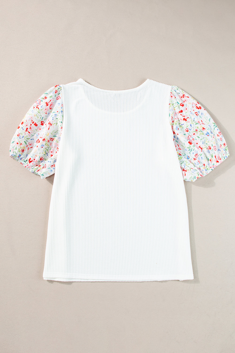 Blancos de manga de hojaldre floral contraste blusa de talla grande