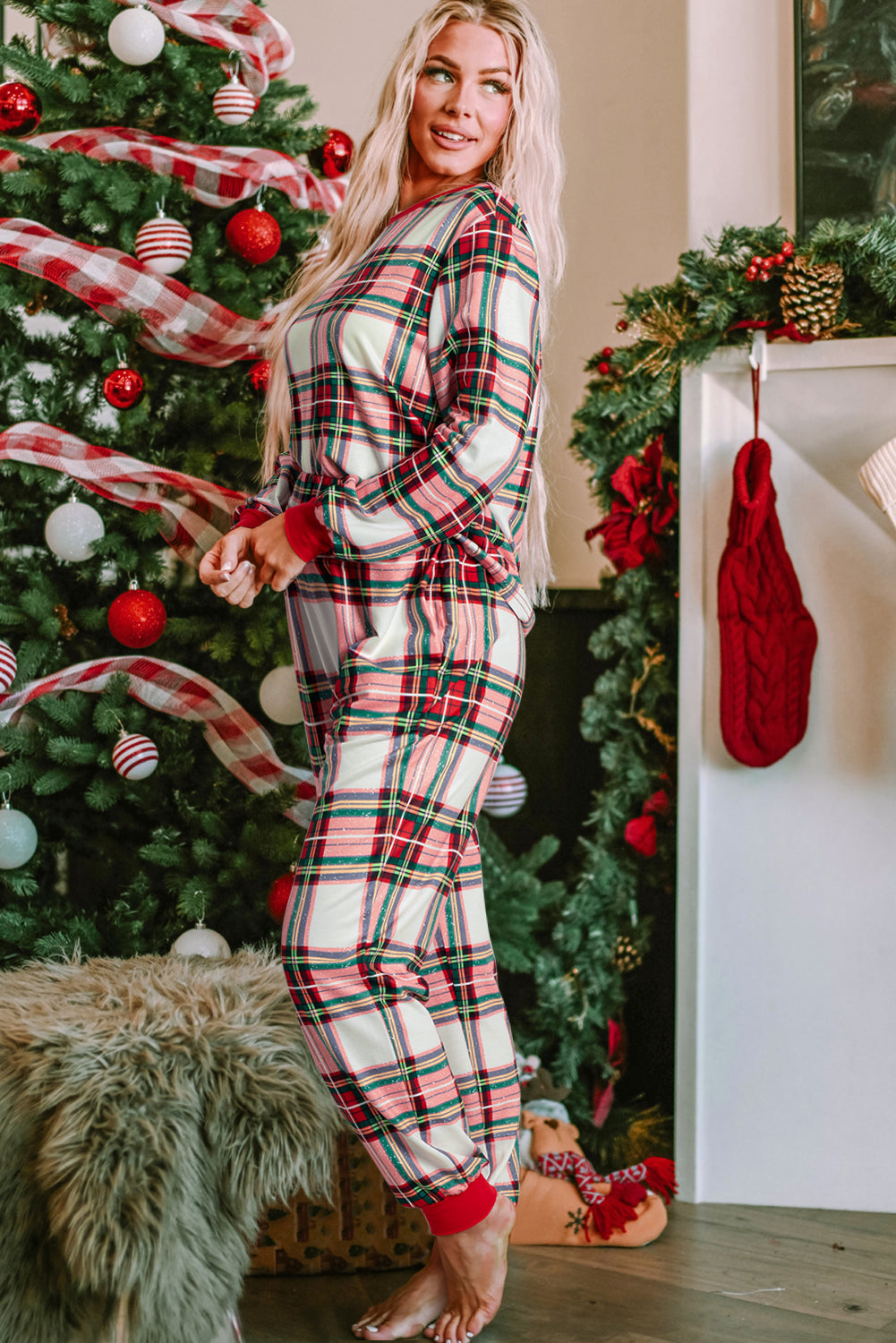 Ensemble de salon rouge avec haut et pantalon à carreaux de Noël