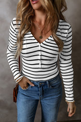 Camiseta con manga larga y cuello en V con rayas blancas