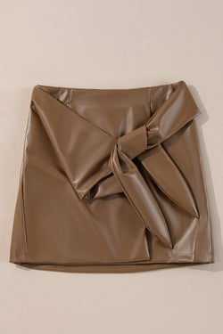 Mini-skirt in imitation leather at the bow tie