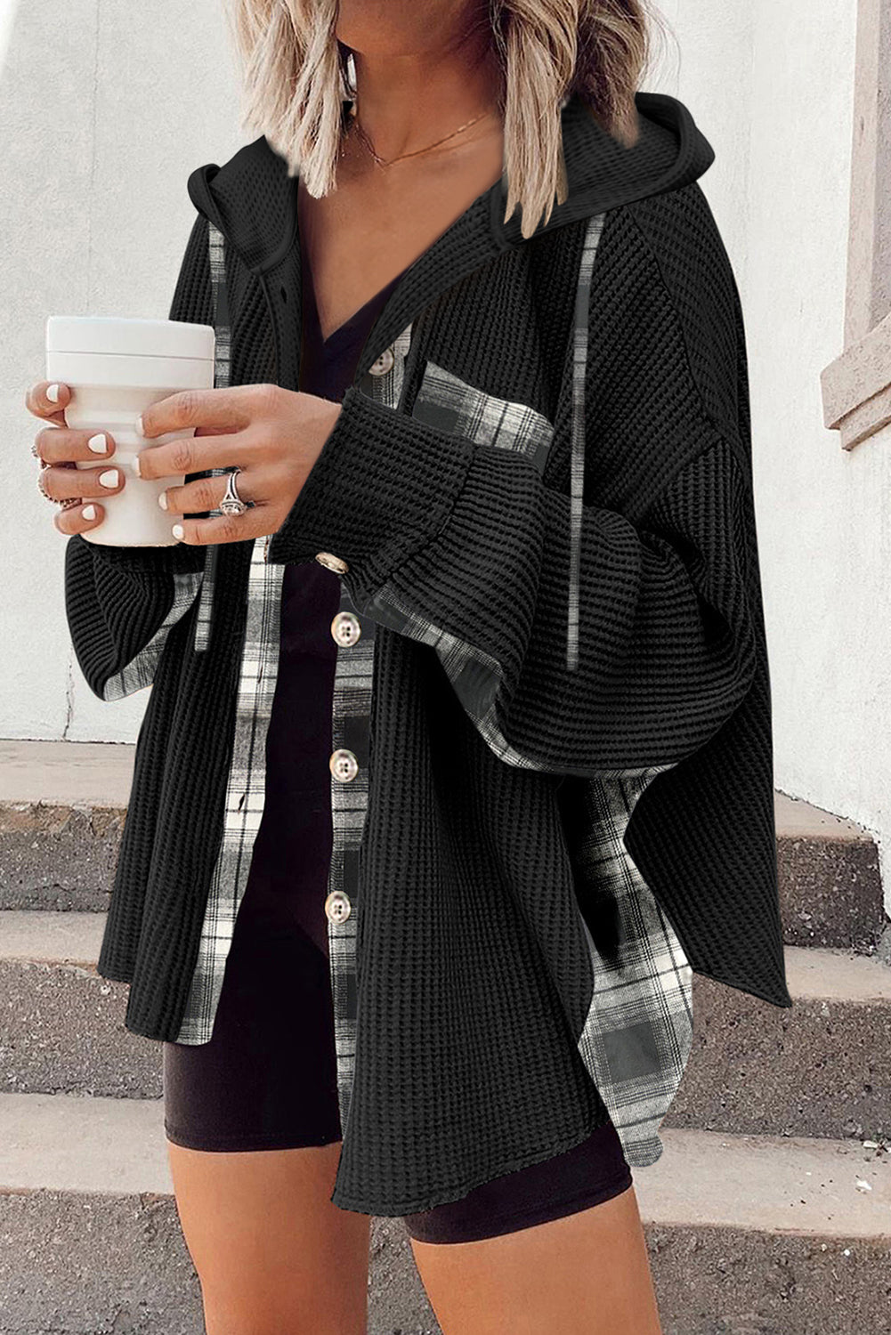 Veste à capuche noire en tricot gaufré à carreaux et patchwork avec cordon de serrage