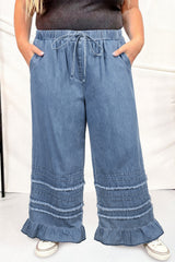 Pantalon large en jean bleu grande taille à volants et bords bruts