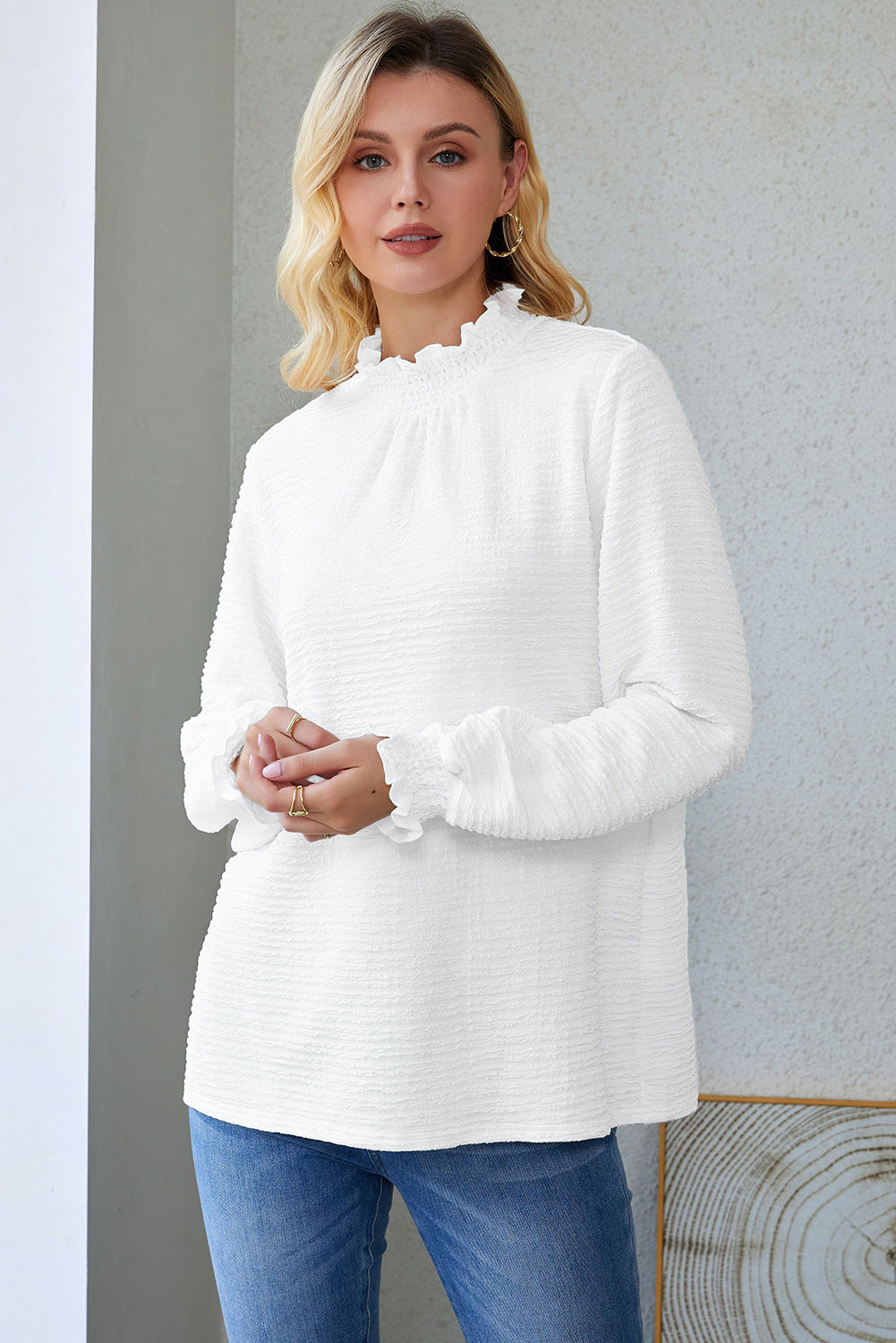 Chemisier blanc à volants et col smocké texturé à manches évêque-A WOMAN WE LOVE