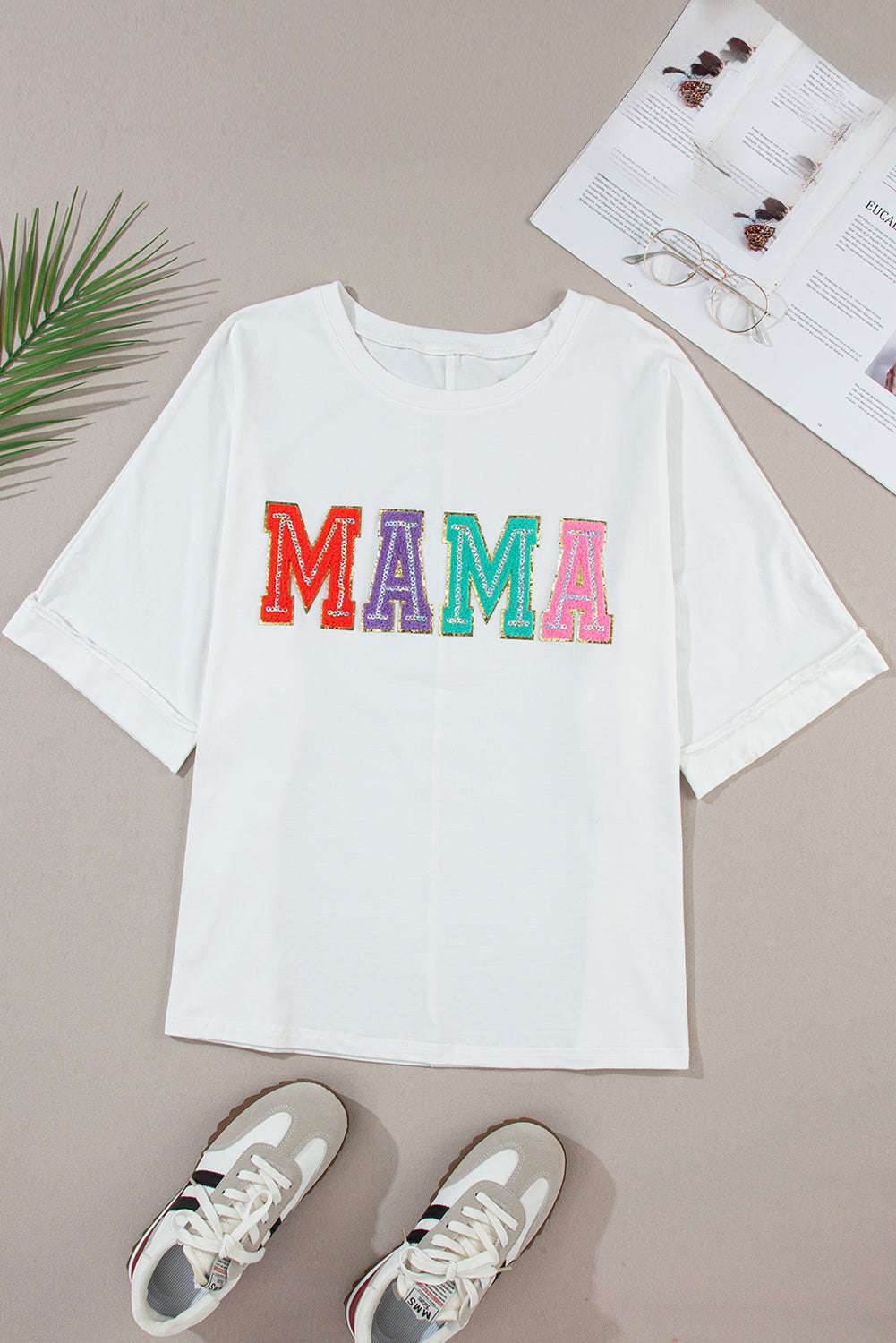 Camiseta blanca con cuello redondo y parches de oruga de mamá