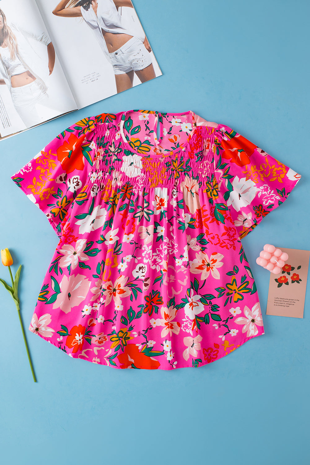 Blouse smockée à manches courtes et fleurs rose-A WOMAN WE LOVE
