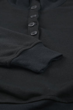 Atuendo casual negro con High Henley con cuello alto y pantalones cortos