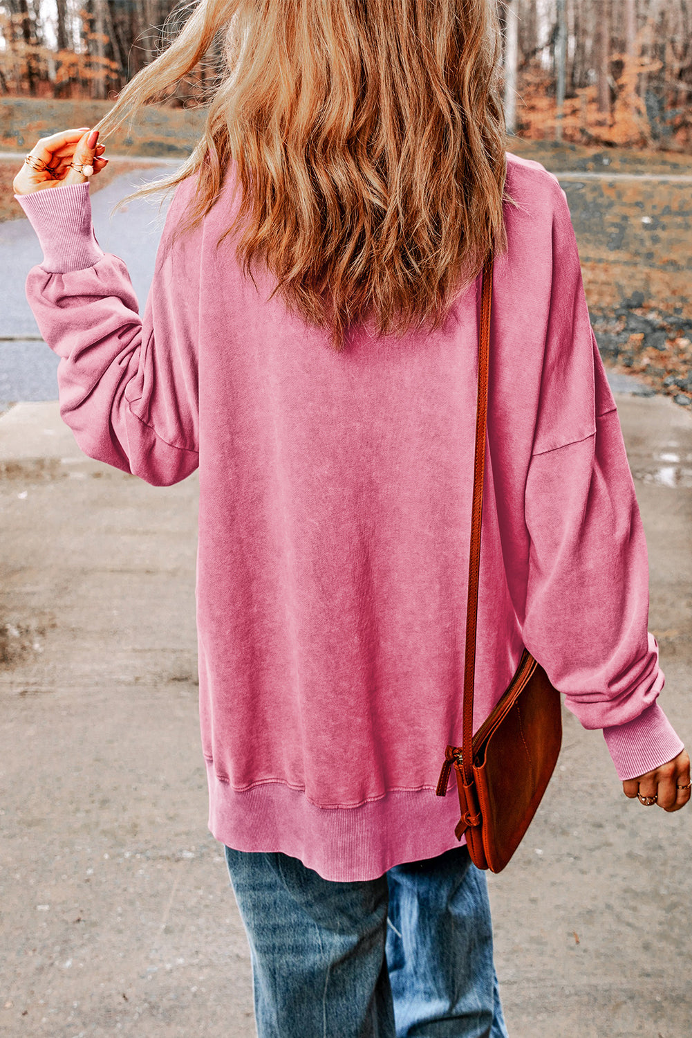 Sudadera rosa rosa con hombro caído y borde acanalado