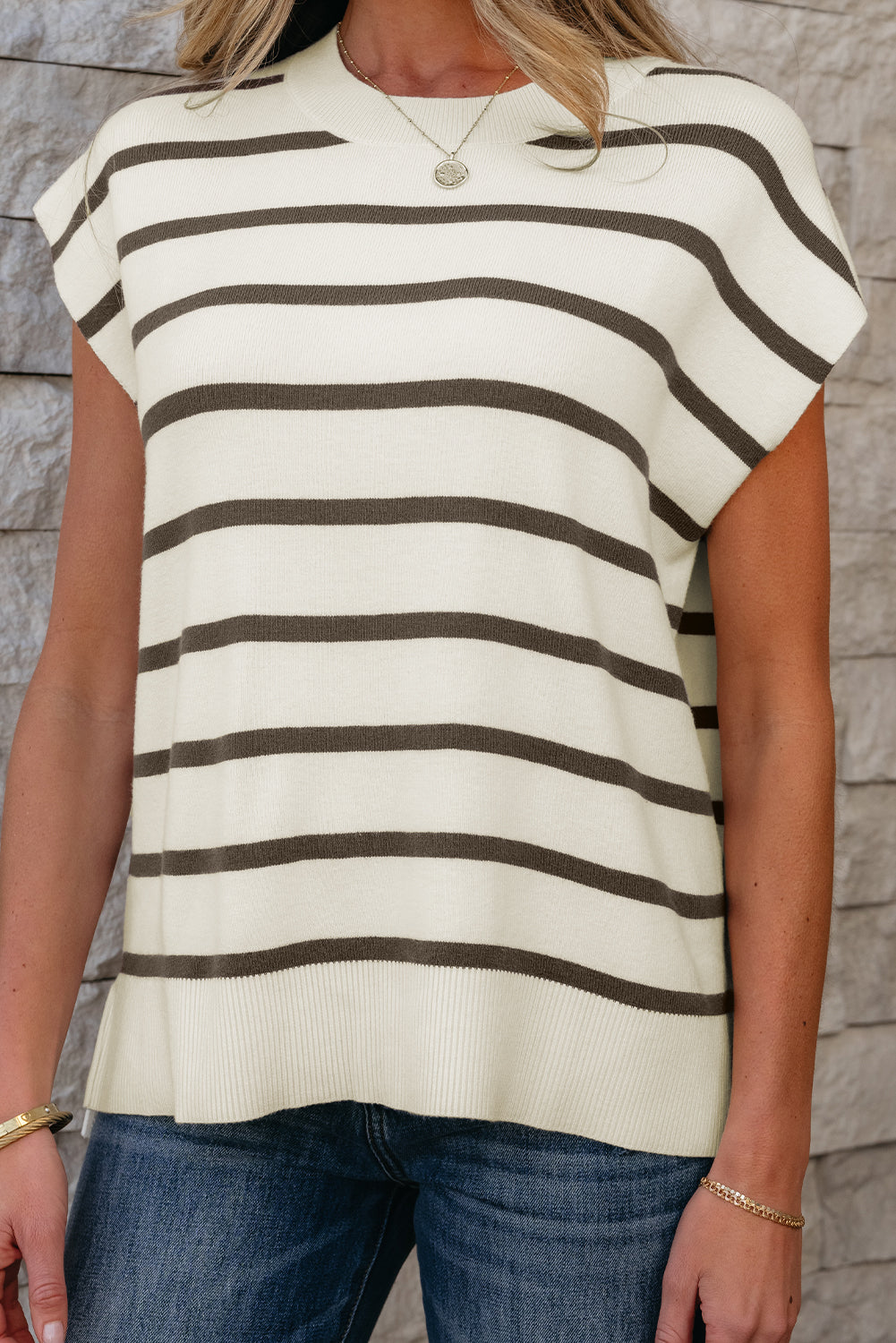Camiseta con mangas cortas y collar redondo marrón con rayas y hendiduras laterales