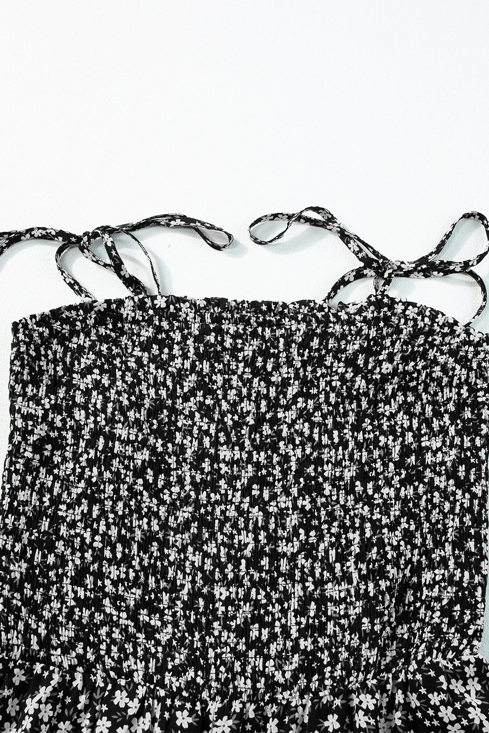 Combinaison florale noire à fines bretelles *-A WOMAN WE LOVE