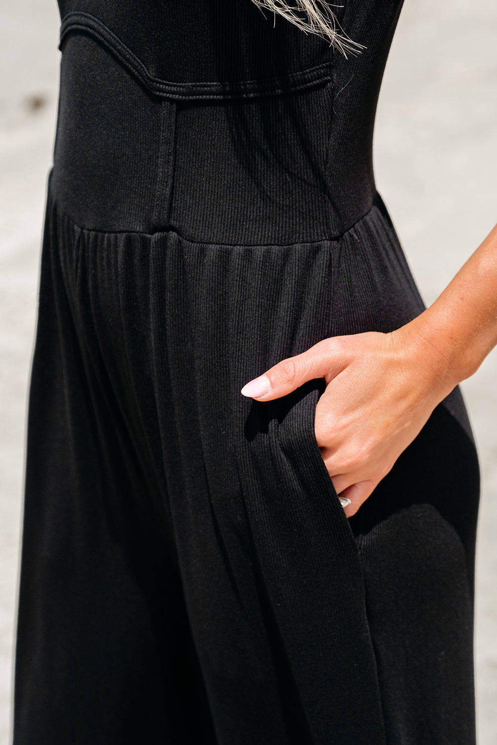 Combinaison noire à jambe large sans manches à taille cintrée-A WOMAN WE LOVE