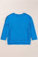 Haut bleu à manches longues et col en V en tricot côtelé à coutures apparentes