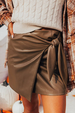 Mini-skirt in imitation leather at the bow tie