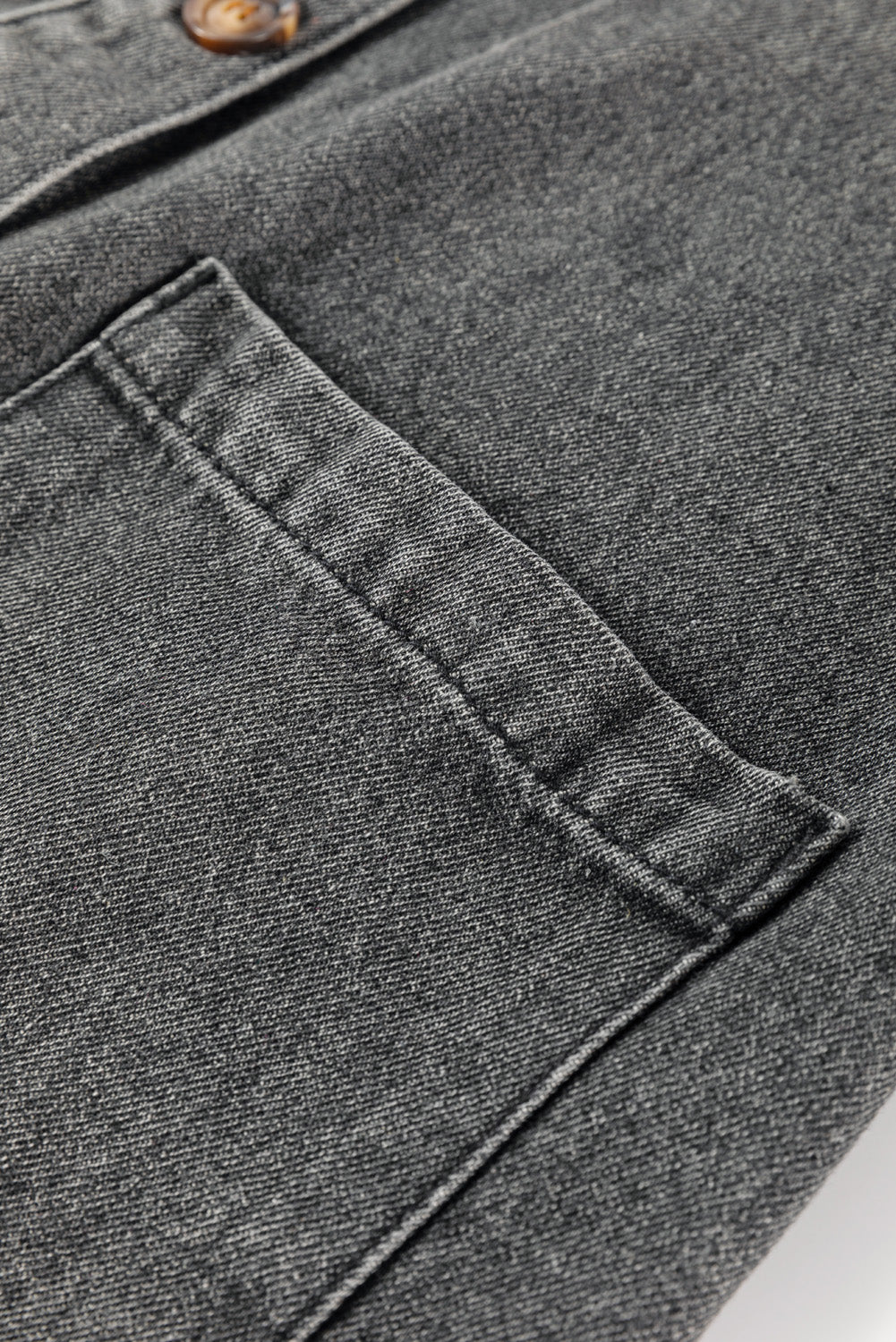 Mini-robe en jean gris moyen à larges bretelles boutonnées avec poches sur le devant