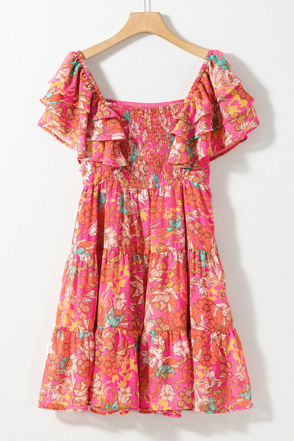 Vestido de flores rosa con cuello cuadrado y mangas de volantes