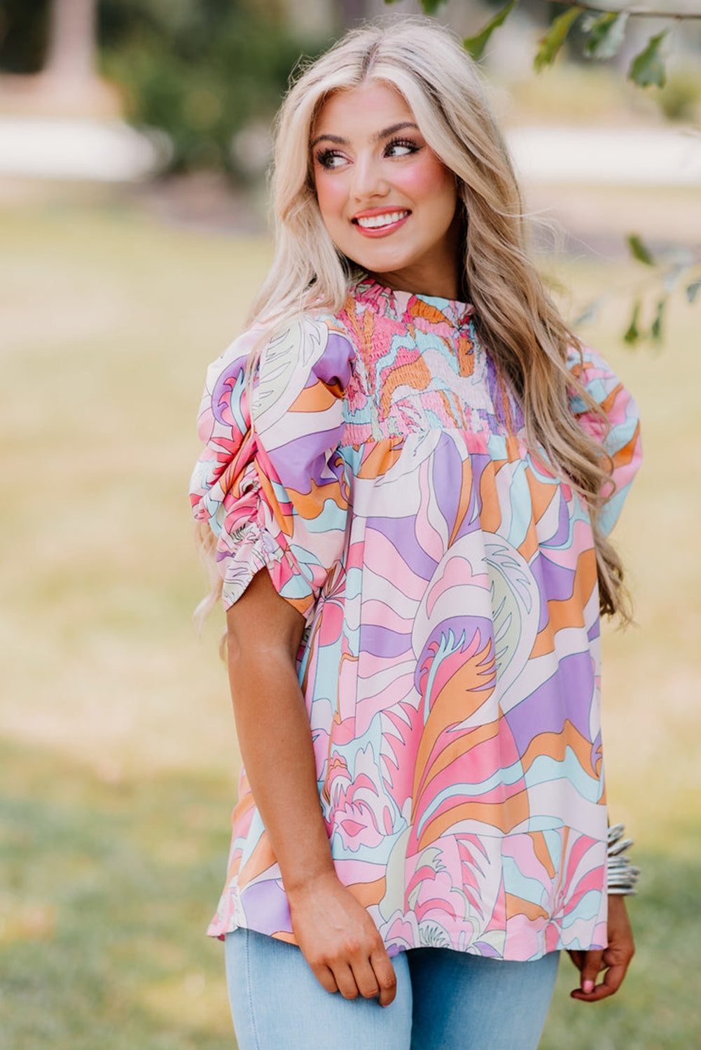 Blouse rose à imprimé abstrait et manches bouffantes avec smocks-A WOMAN WE LOVE